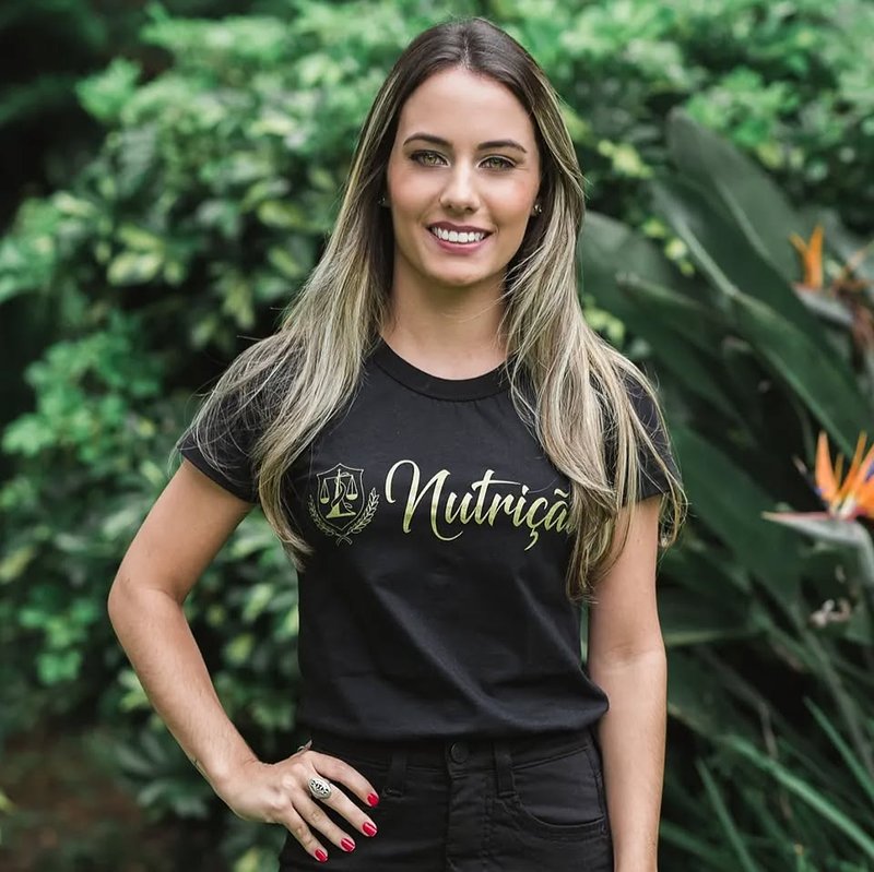 Nutricionista Layla Barros em seu consultório - Especialista em Nutrição Funcional em Bom Jardim RJ